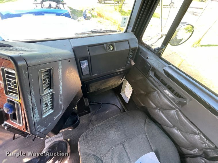 image for item IR9989 2005 Freightliner FLD132 XL Classic  semi truck