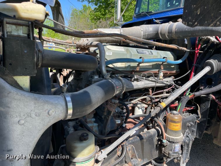 image for item IR9989 2005 Freightliner FLD132 XL Classic  semi truck