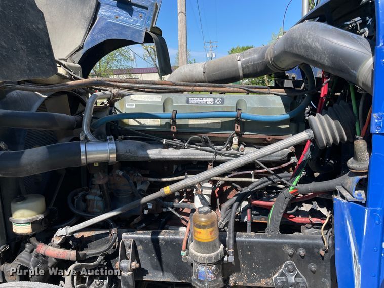 image for item IR9989 2005 Freightliner FLD132 XL Classic  semi truck