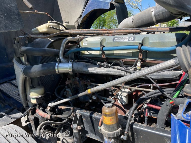 image for item IR9989 2005 Freightliner FLD132 XL Classic  semi truck