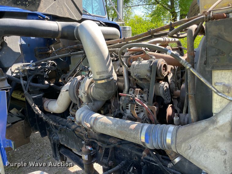 image for item IR9989 2005 Freightliner FLD132 XL Classic  semi truck