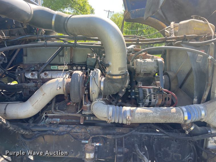 image for item IR9989 2005 Freightliner FLD132 XL Classic  semi truck