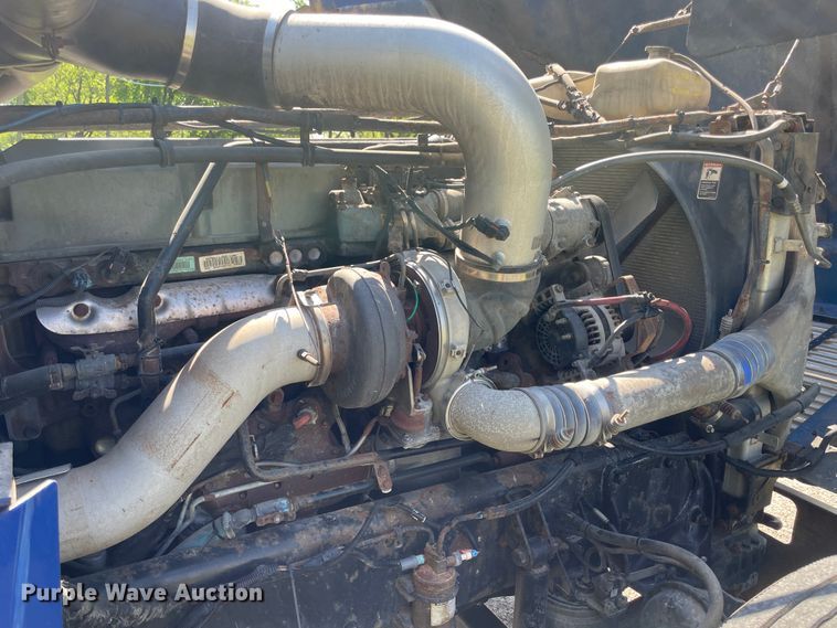 image for item IR9989 2005 Freightliner FLD132 XL Classic  semi truck