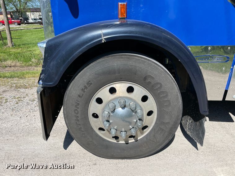 image for item IR9989 2005 Freightliner FLD132 XL Classic  semi truck