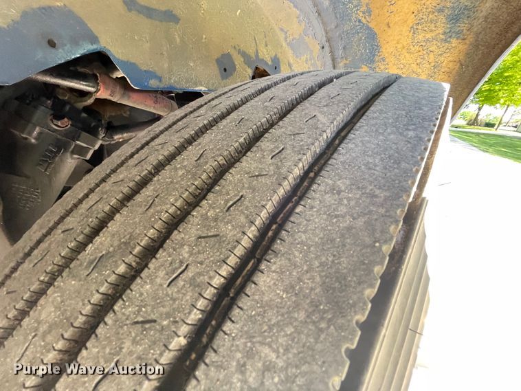 image for item IR9989 2005 Freightliner FLD132 XL Classic  semi truck