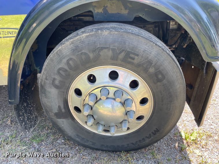 image for item IR9989 2005 Freightliner FLD132 XL Classic  semi truck