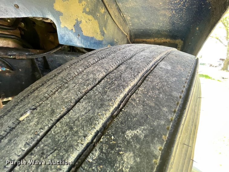 image for item IR9989 2005 Freightliner FLD132 XL Classic  semi truck