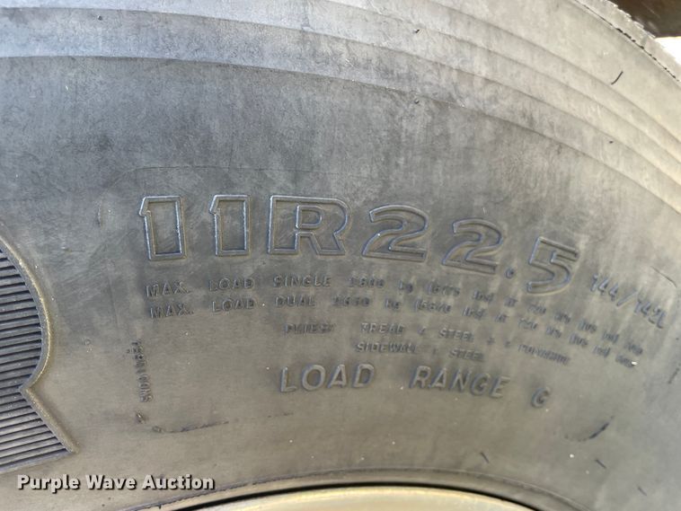 image for item IR9989 2005 Freightliner FLD132 XL Classic  semi truck