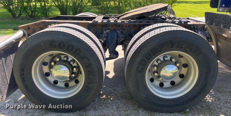 image for item IR9989 2005 Freightliner FLD132 XL Classic  semi truck