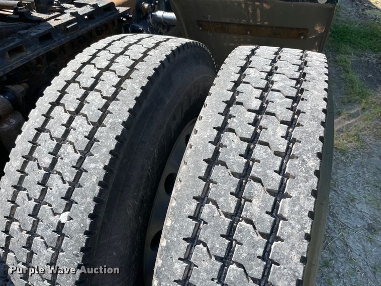 image for item IR9989 2005 Freightliner FLD132 XL Classic  semi truck