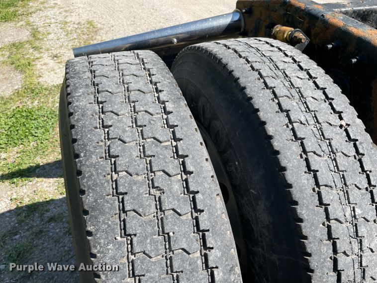 image for item IR9989 2005 Freightliner FLD132 XL Classic  semi truck