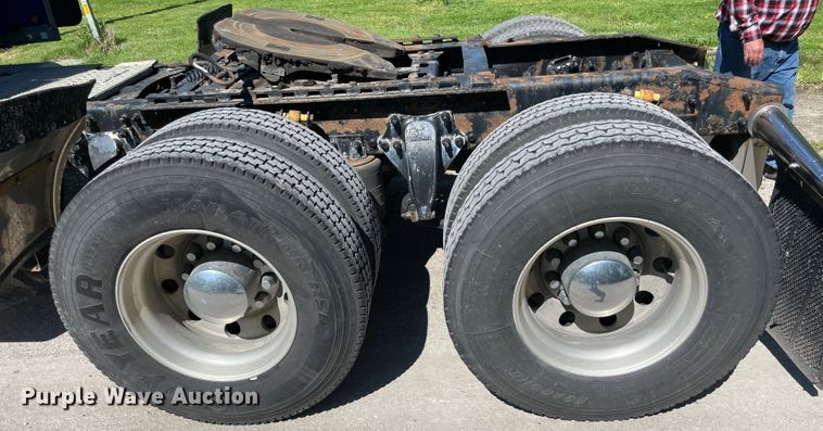 image for item IR9989 2005 Freightliner FLD132 XL Classic  semi truck