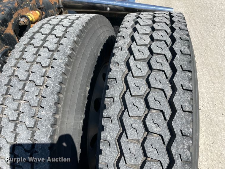 image for item IR9989 2005 Freightliner FLD132 XL Classic  semi truck