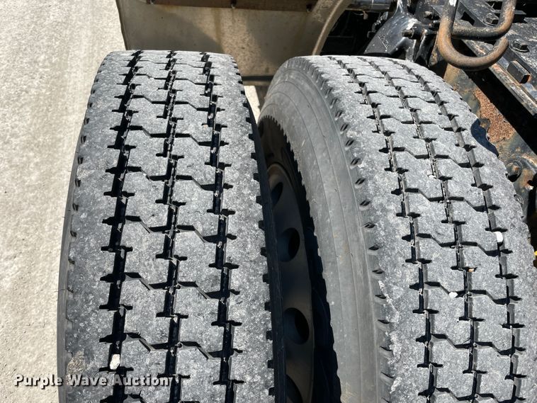 image for item IR9989 2005 Freightliner FLD132 XL Classic  semi truck