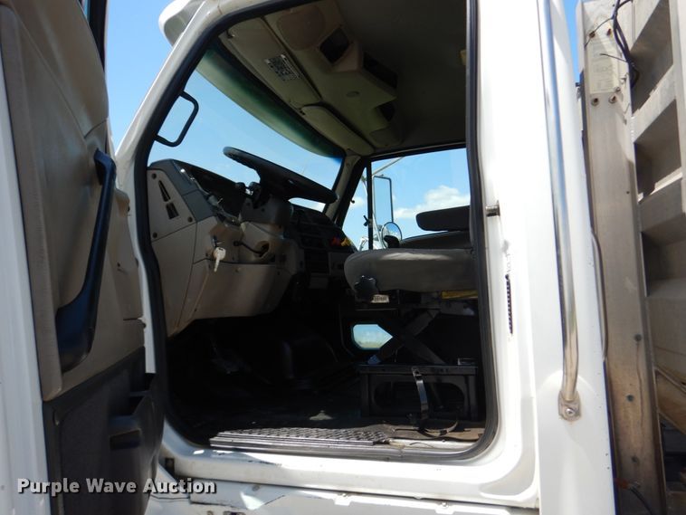 image for item IT9040 2006 Sterling  semi truck