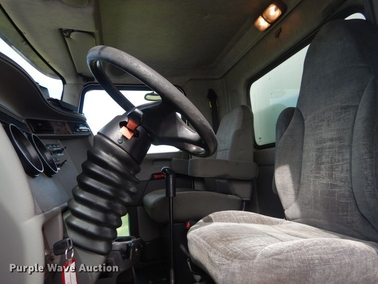 image for item IT9082 2009 Kenworth T270  box truck