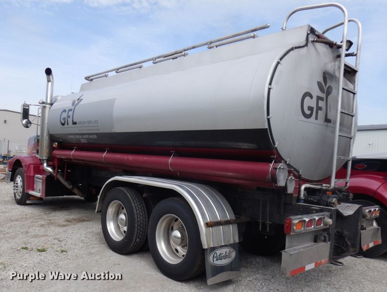 image for item IT9430 1994 Peterbilt 377  fuel truck