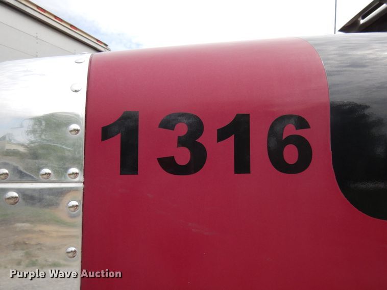 image for item IT9430 1994 Peterbilt 377  fuel truck