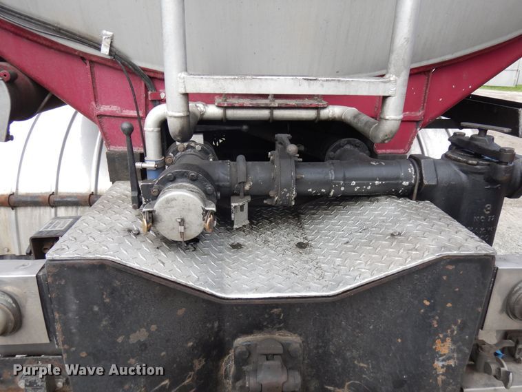 image for item IT9430 1994 Peterbilt 377  fuel truck