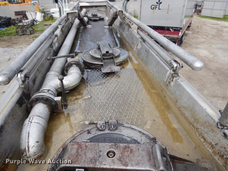 image for item IT9430 1994 Peterbilt 377  fuel truck