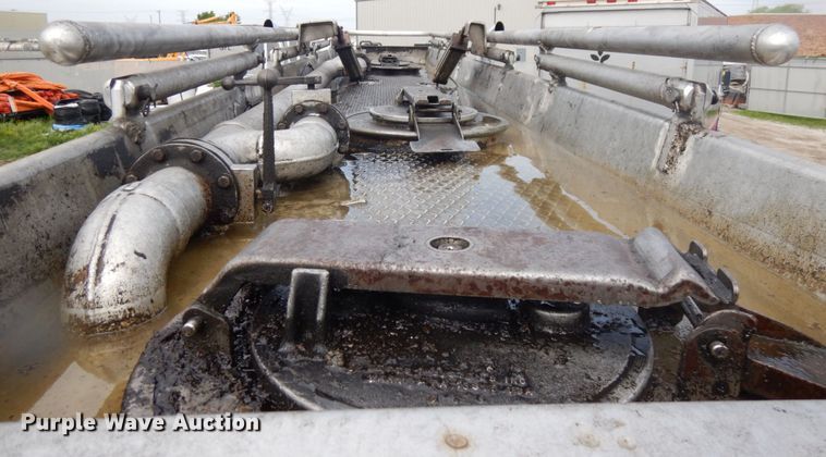 image for item IT9430 1994 Peterbilt 377  fuel truck