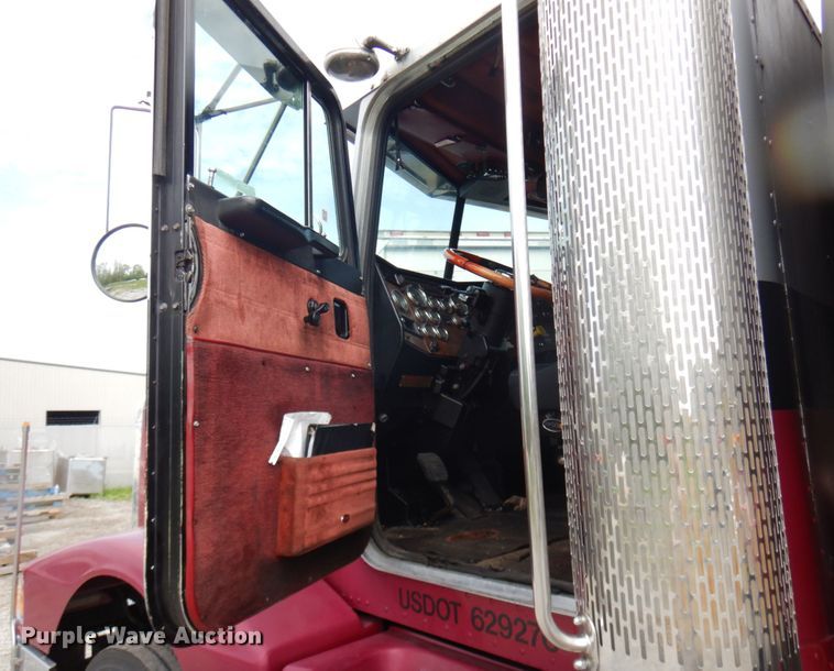 image for item IT9430 1994 Peterbilt 377  fuel truck