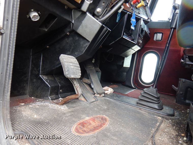 image for item IT9430 1994 Peterbilt 377  fuel truck