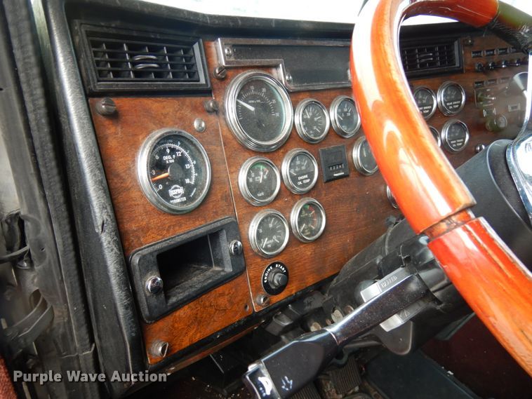 image for item IT9430 1994 Peterbilt 377  fuel truck