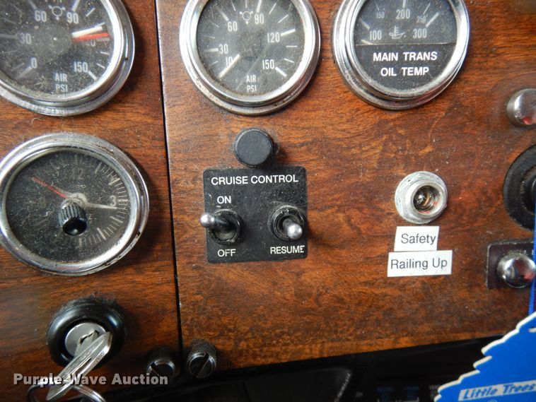 image for item IT9430 1994 Peterbilt 377  fuel truck