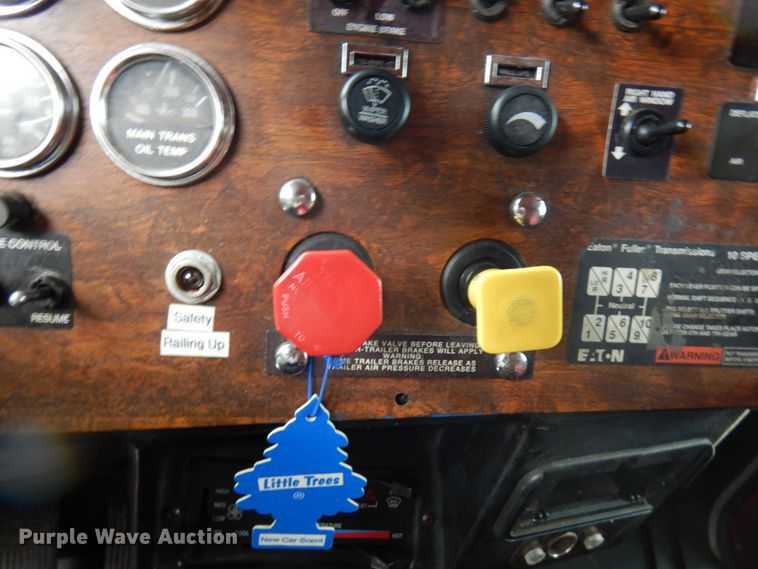 image for item IT9430 1994 Peterbilt 377  fuel truck