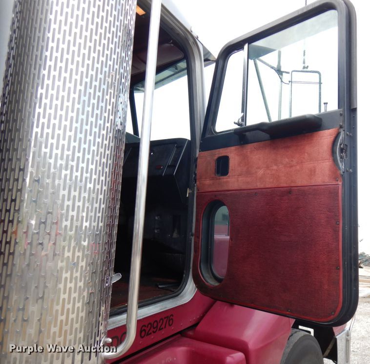 image for item IT9430 1994 Peterbilt 377  fuel truck