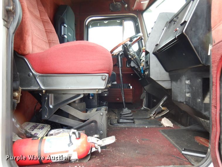 image for item IT9430 1994 Peterbilt 377  fuel truck