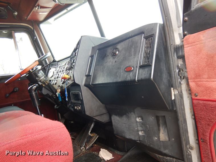 image for item IT9430 1994 Peterbilt 377  fuel truck