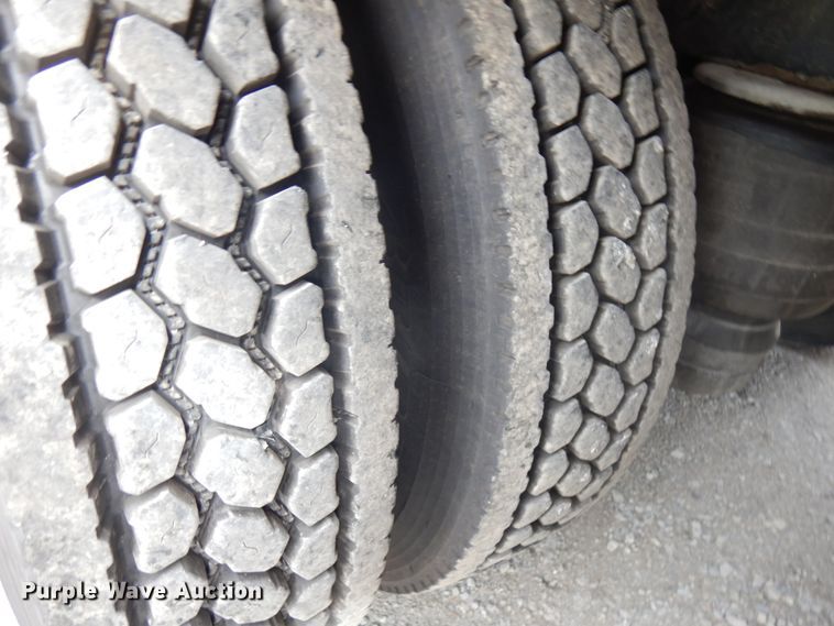 image for item IT9430 1994 Peterbilt 377  fuel truck