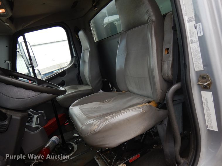 image for item IT9432 2007 Freightliner Business Class M2  box truck