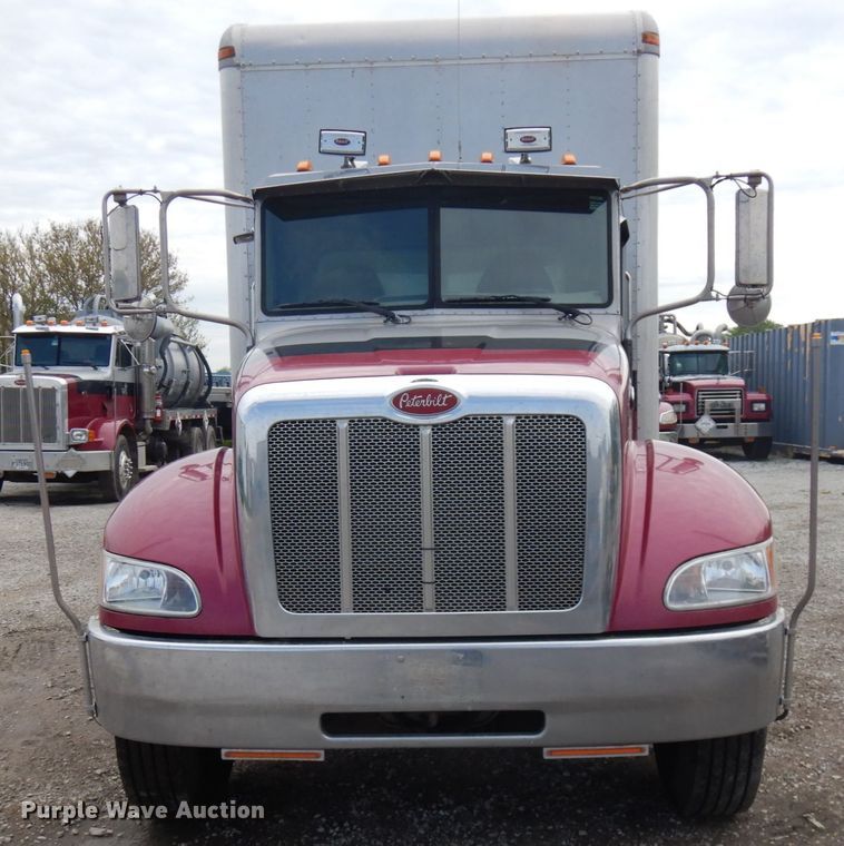 image for item IT9433 2005 Peterbilt 335  box truck