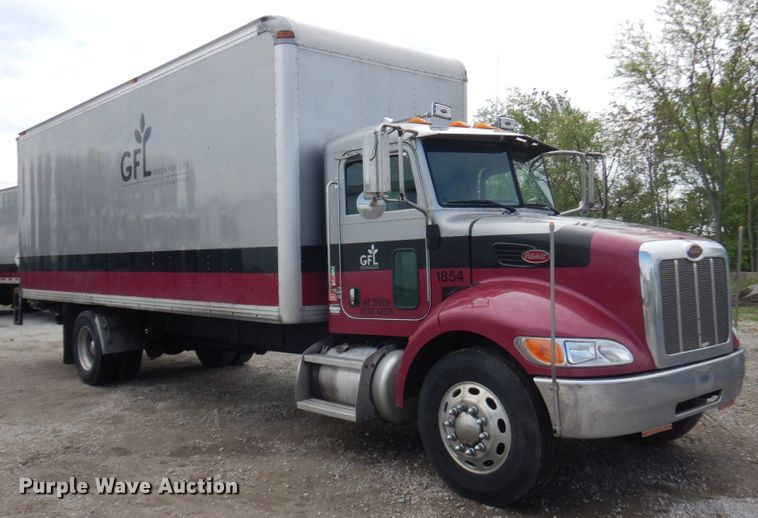 image for item IT9433 2005 Peterbilt 335  box truck