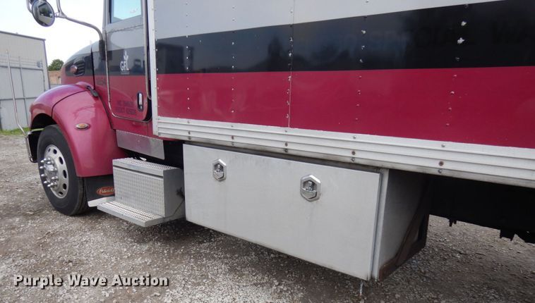 image for item IT9433 2005 Peterbilt 335  box truck