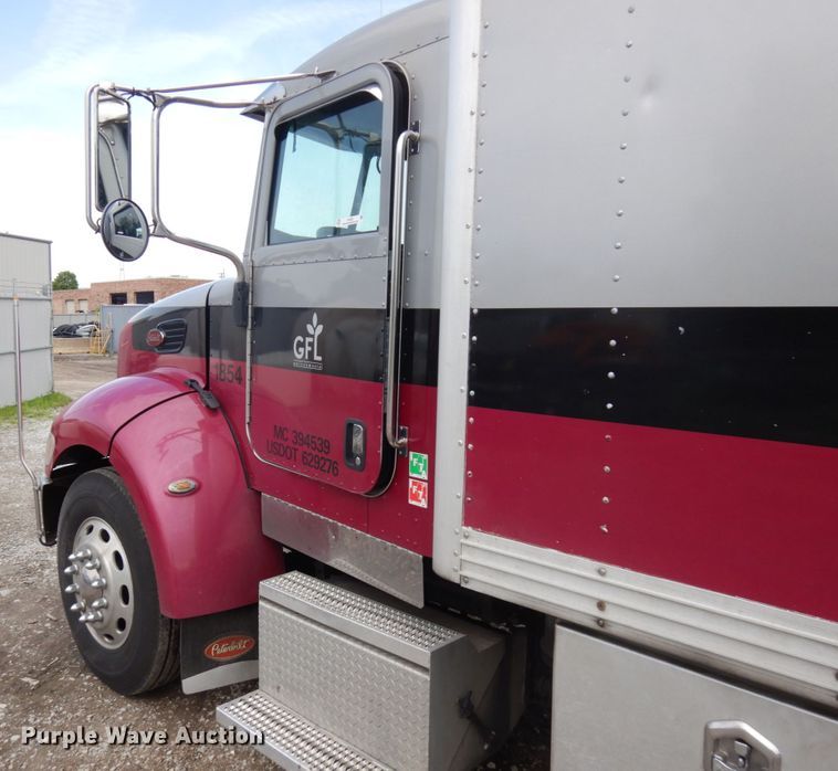 image for item IT9433 2005 Peterbilt 335  box truck