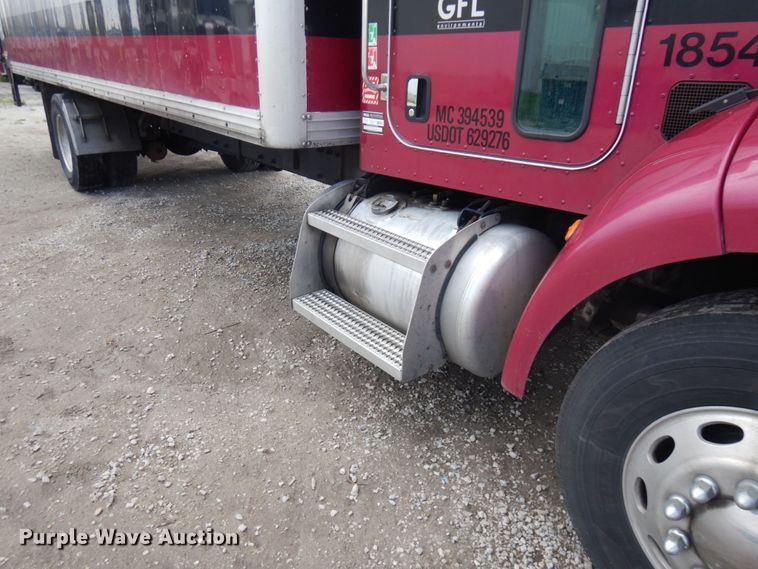 image for item IT9433 2005 Peterbilt 335  box truck