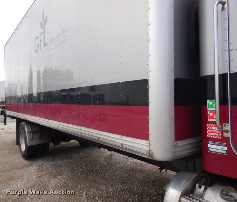 image for item IT9433 2005 Peterbilt 335  box truck