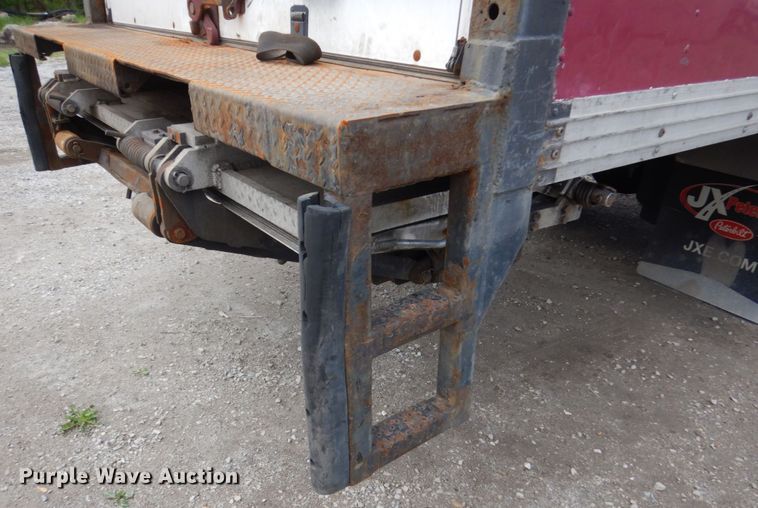 image for item IT9433 2005 Peterbilt 335  box truck