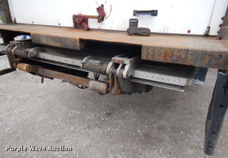 image for item IT9433 2005 Peterbilt 335  box truck