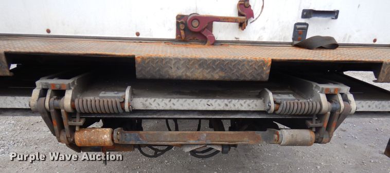 image for item IT9433 2005 Peterbilt 335  box truck