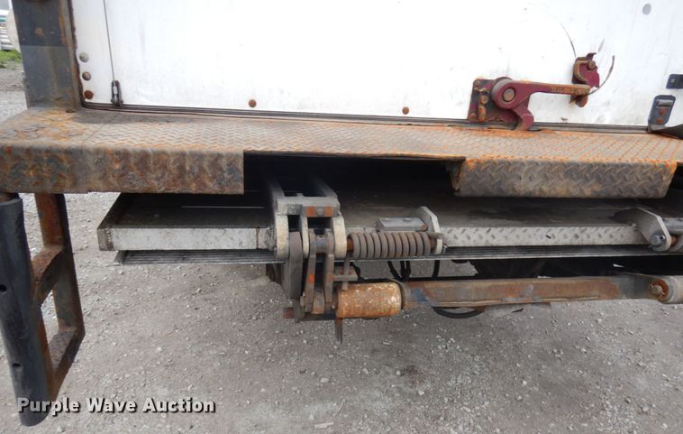 image for item IT9433 2005 Peterbilt 335  box truck