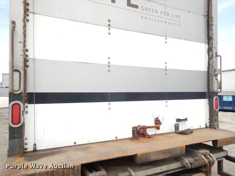 image for item IT9433 2005 Peterbilt 335  box truck