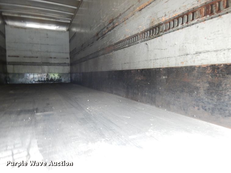 image for item IT9433 2005 Peterbilt 335  box truck