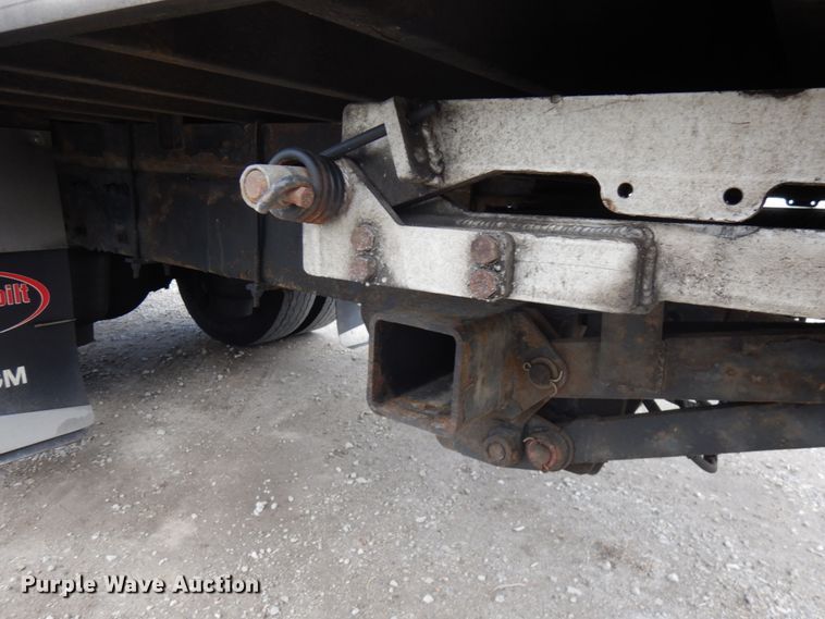 image for item IT9433 2005 Peterbilt 335  box truck