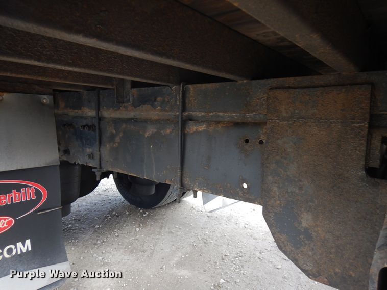 image for item IT9433 2005 Peterbilt 335  box truck