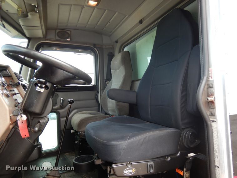 image for item IT9433 2005 Peterbilt 335  box truck